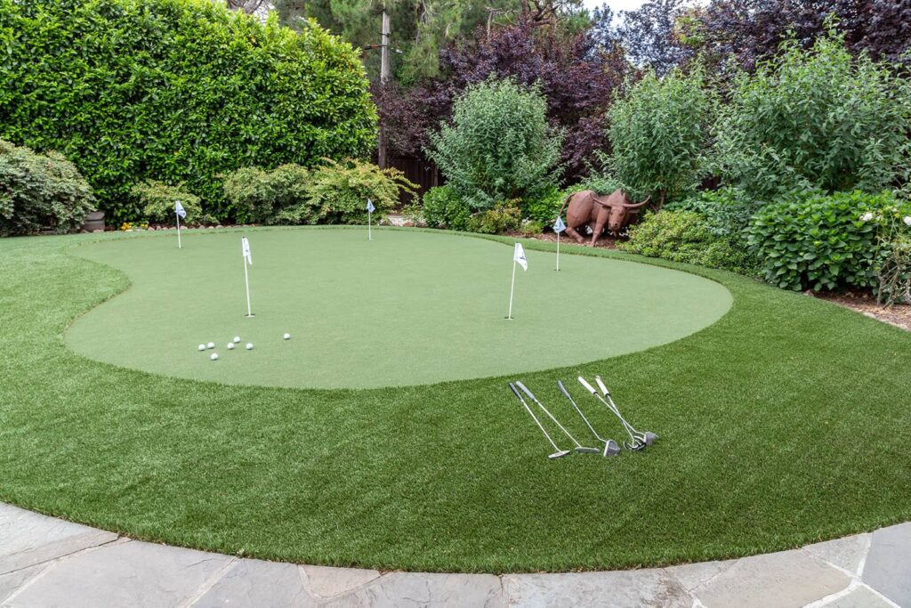 What is a good size for a backyard putting green?